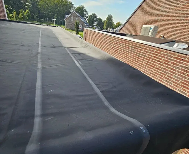 Collega's van Slim Bouw tijdens dakwerkzaamheden